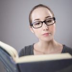 kobieta czyta książki ezoteryczne